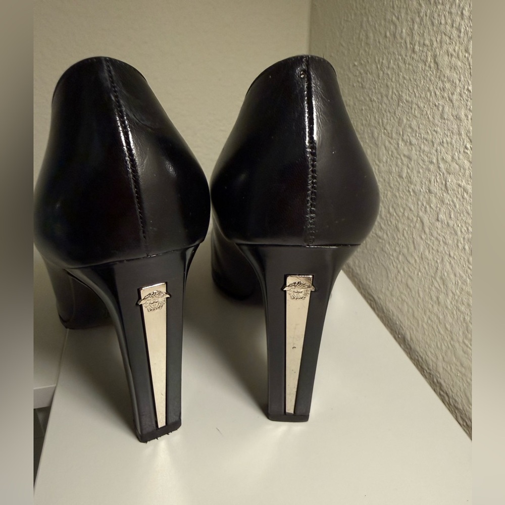 Gianni Versace Vintage Size 40 Elegant Black Women's Heels with Ribbon Heels